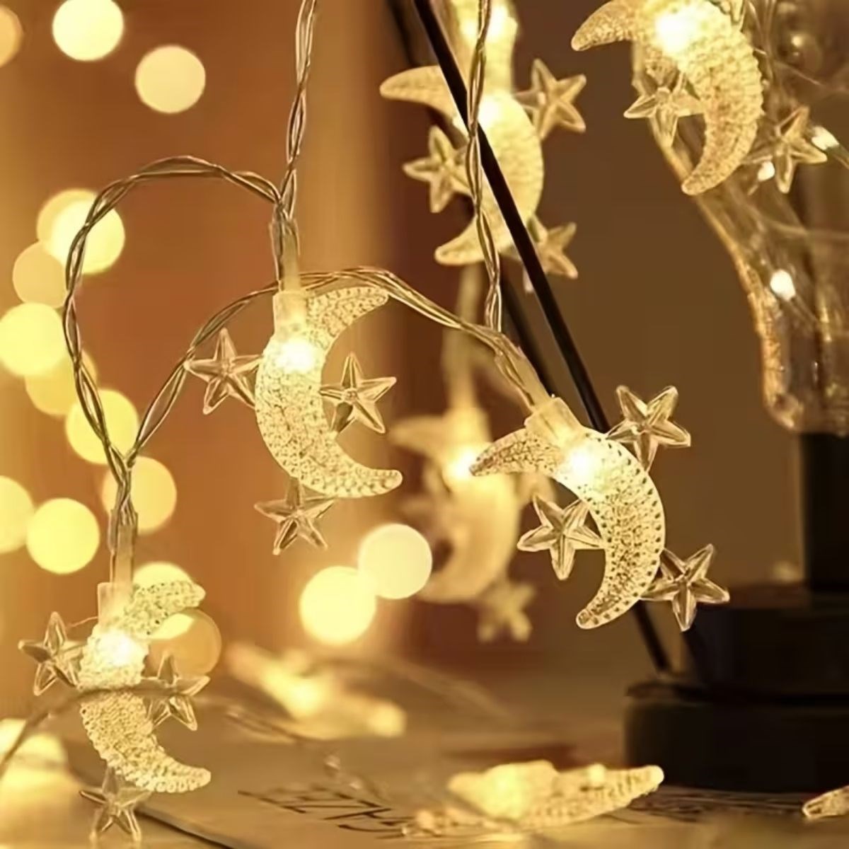 Hilal ve 3 Mini Yıldız Şekilli 3.5 Metre USB LED Işık – 20 LED’li Dekoratif Ramazan Dekorasyonu ve Ortam Aydınlatması hakkında ürün açıklaması