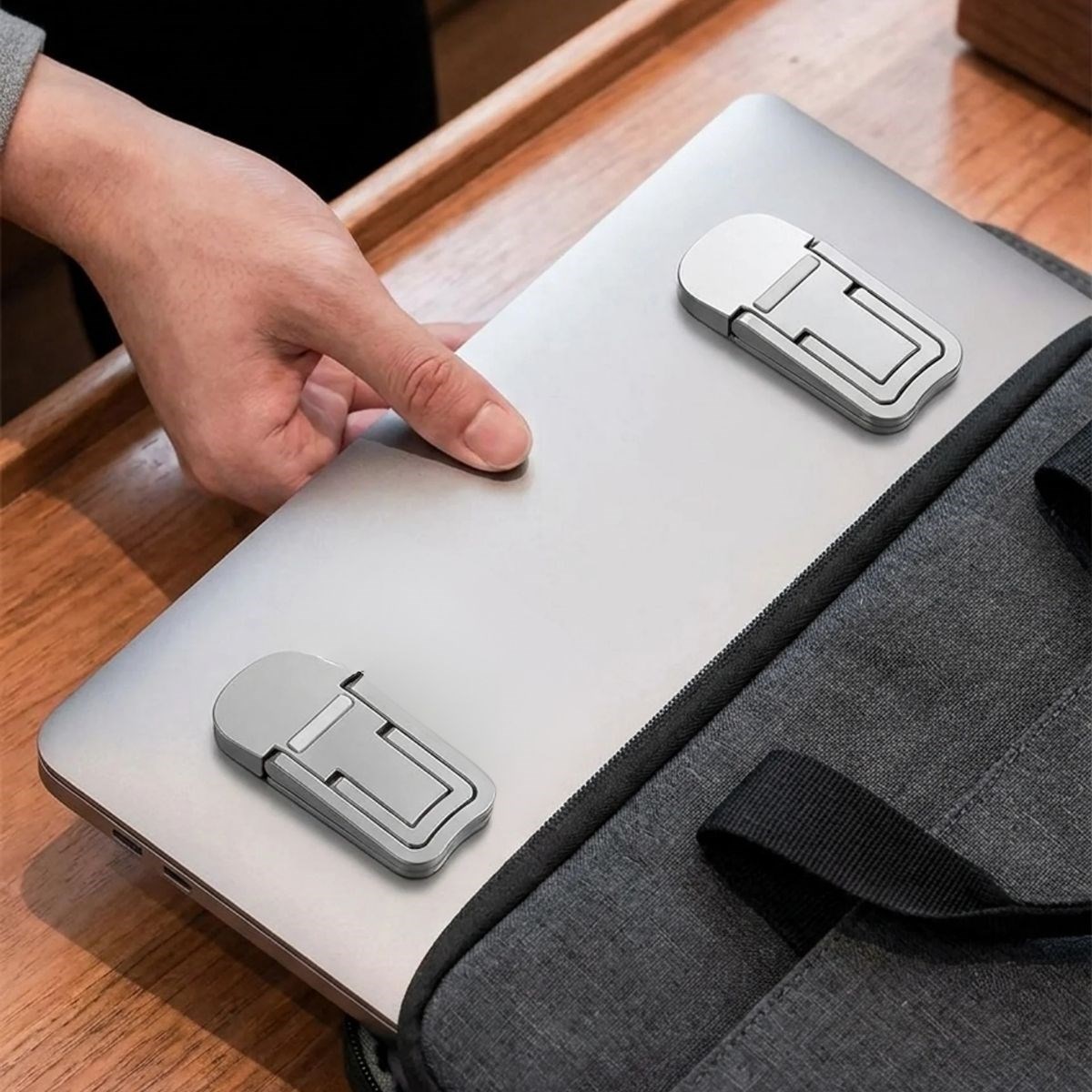 BUFFER® 1 Çift Yapışkanlı Katlanabilir Laptop Standı – Mini Notebook Yükseltici, Taşınabilir Kaymaz Laptop Ayağı