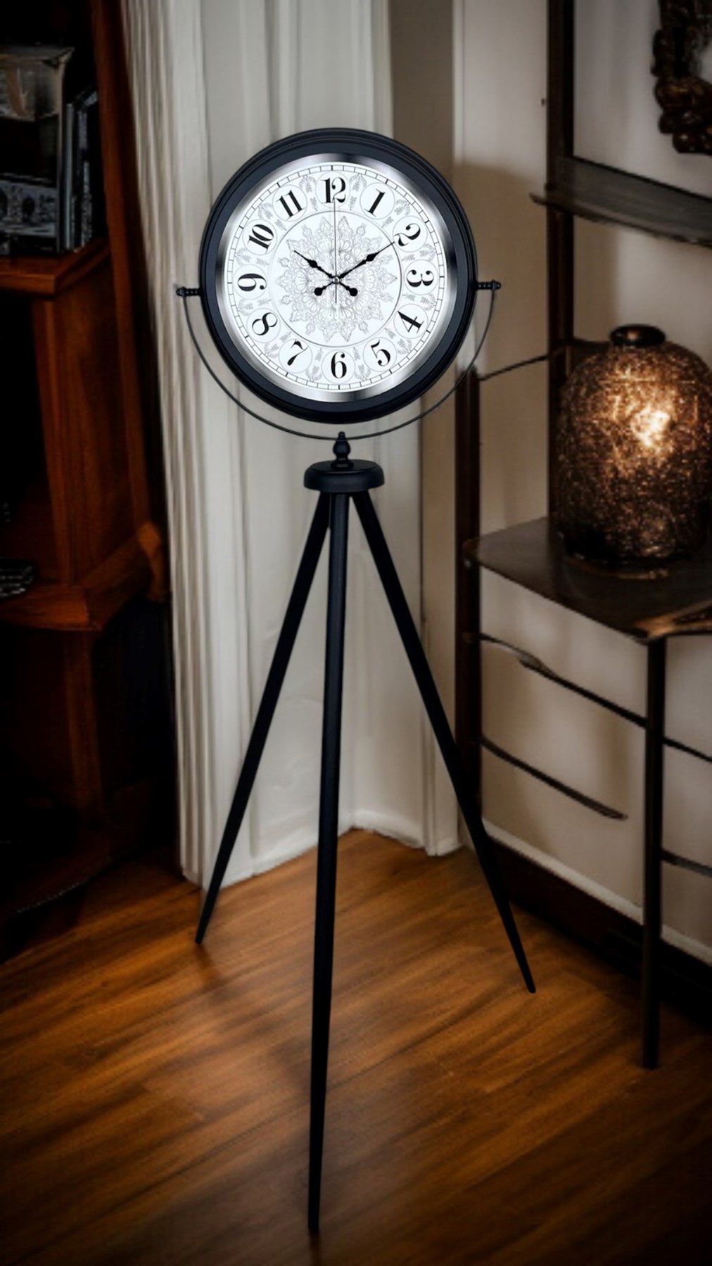 Siyah Desenli Şık Tripod Ayaklı Saat