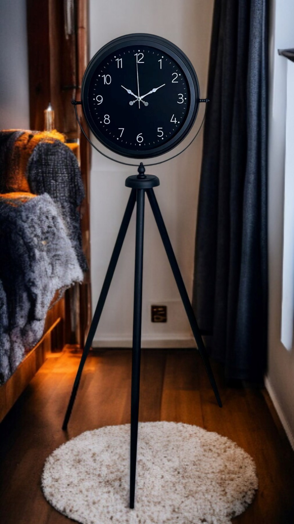 Sade Siyah Tripod Ayaklı Saat