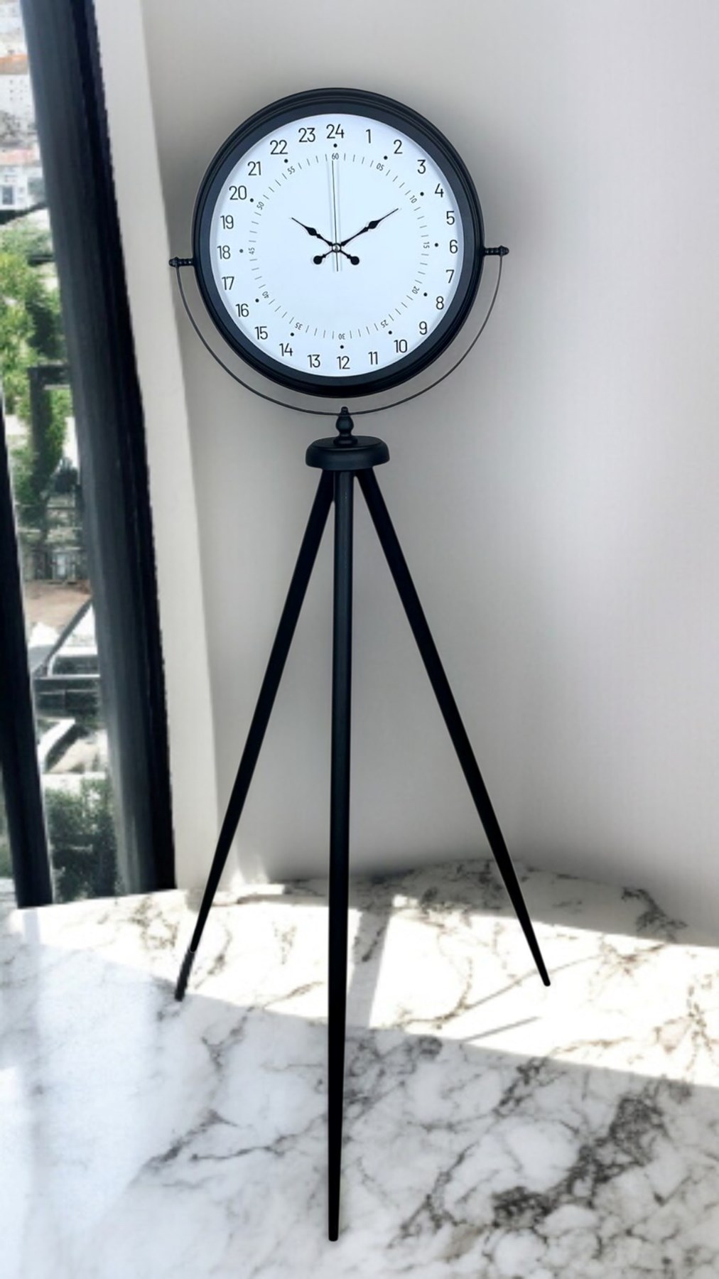 Siyah 24 Saat Göstergeli Özel Tasarım Tripod Ayaklı Saat