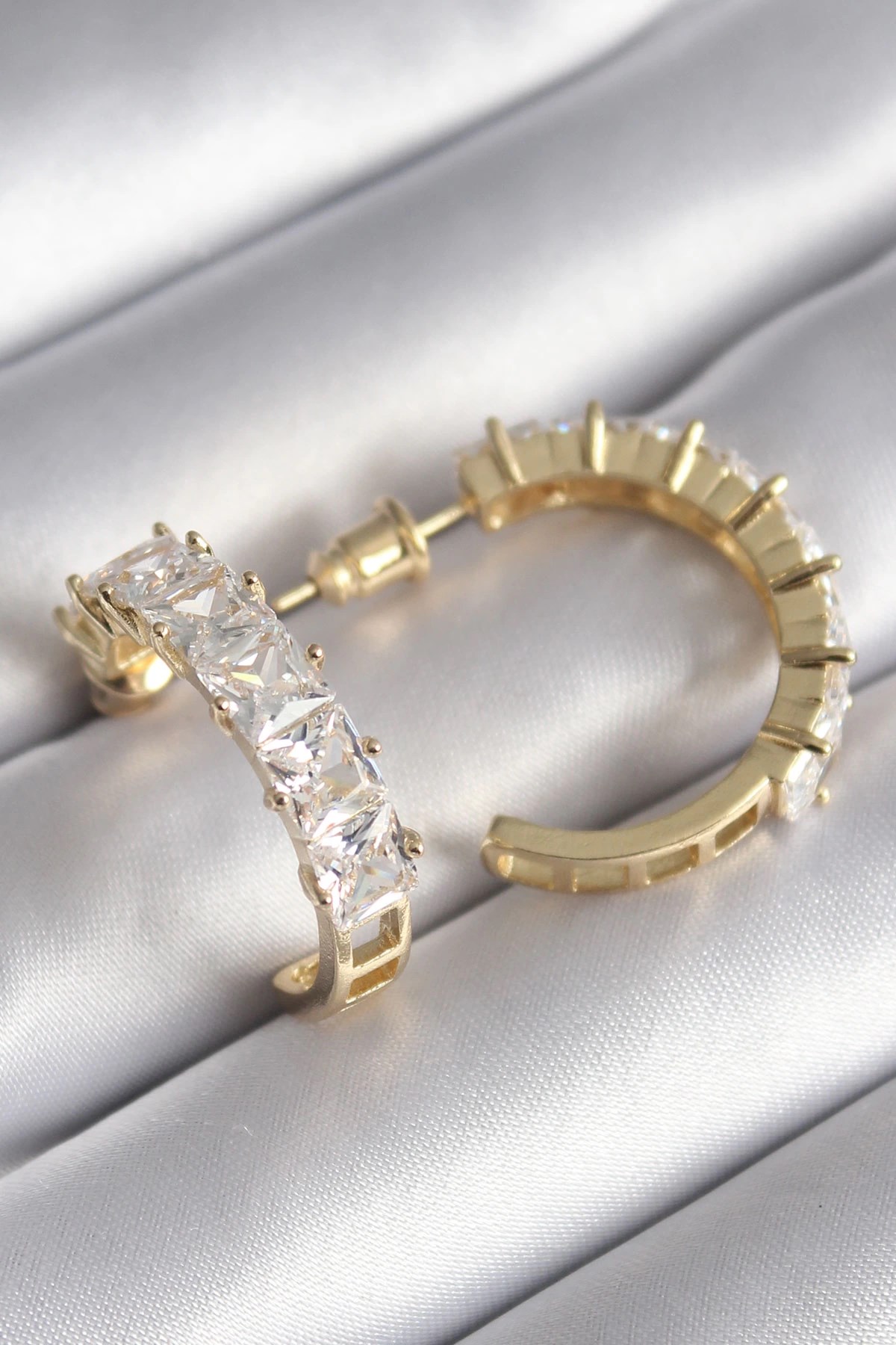 Mey İthalat® Pirinç Gold Renk Zirkon Taşlı Halka Model Kadın Küpe