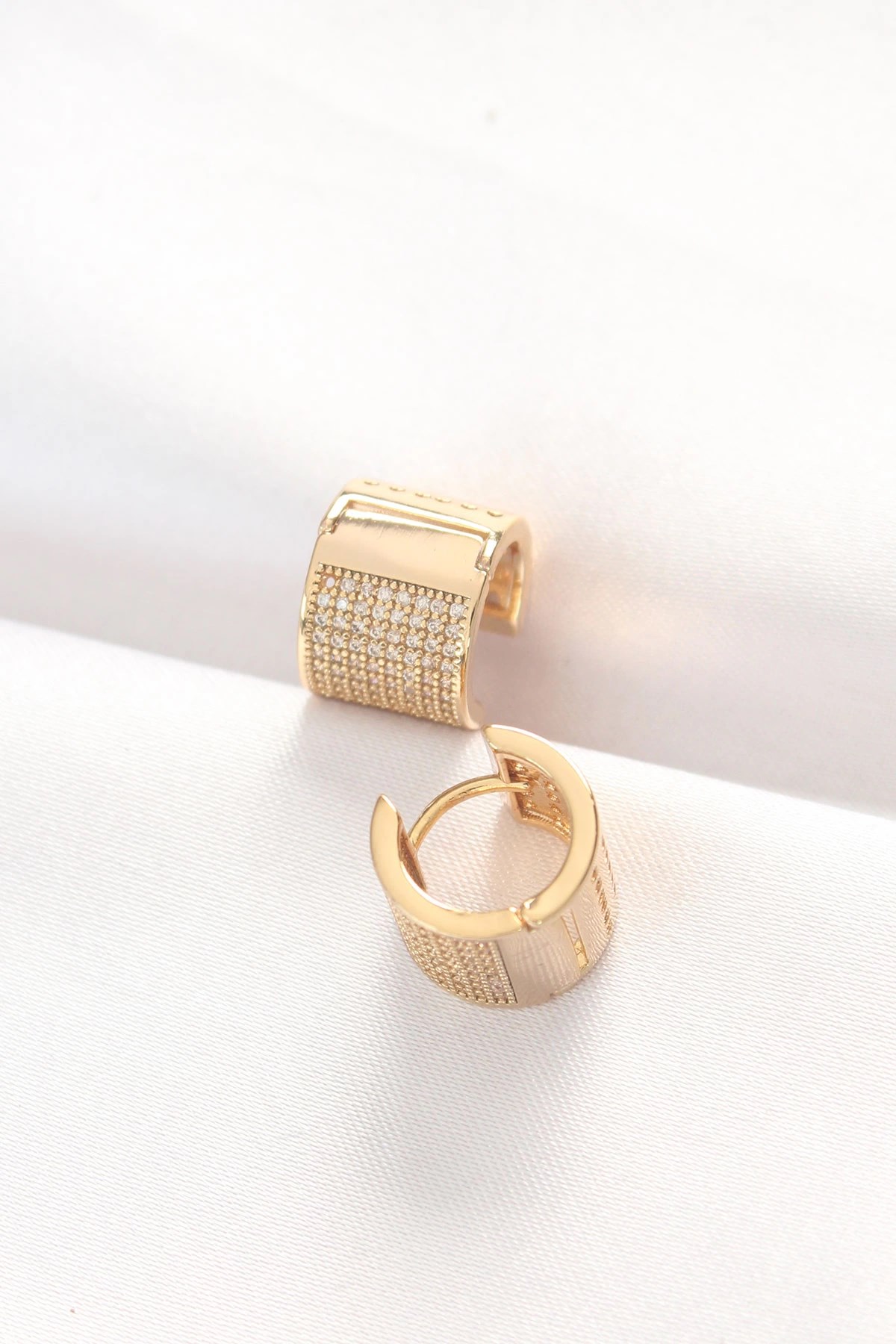 Mey İthalat® Pirinç Gold Renk Taşlı Minimal Küpe