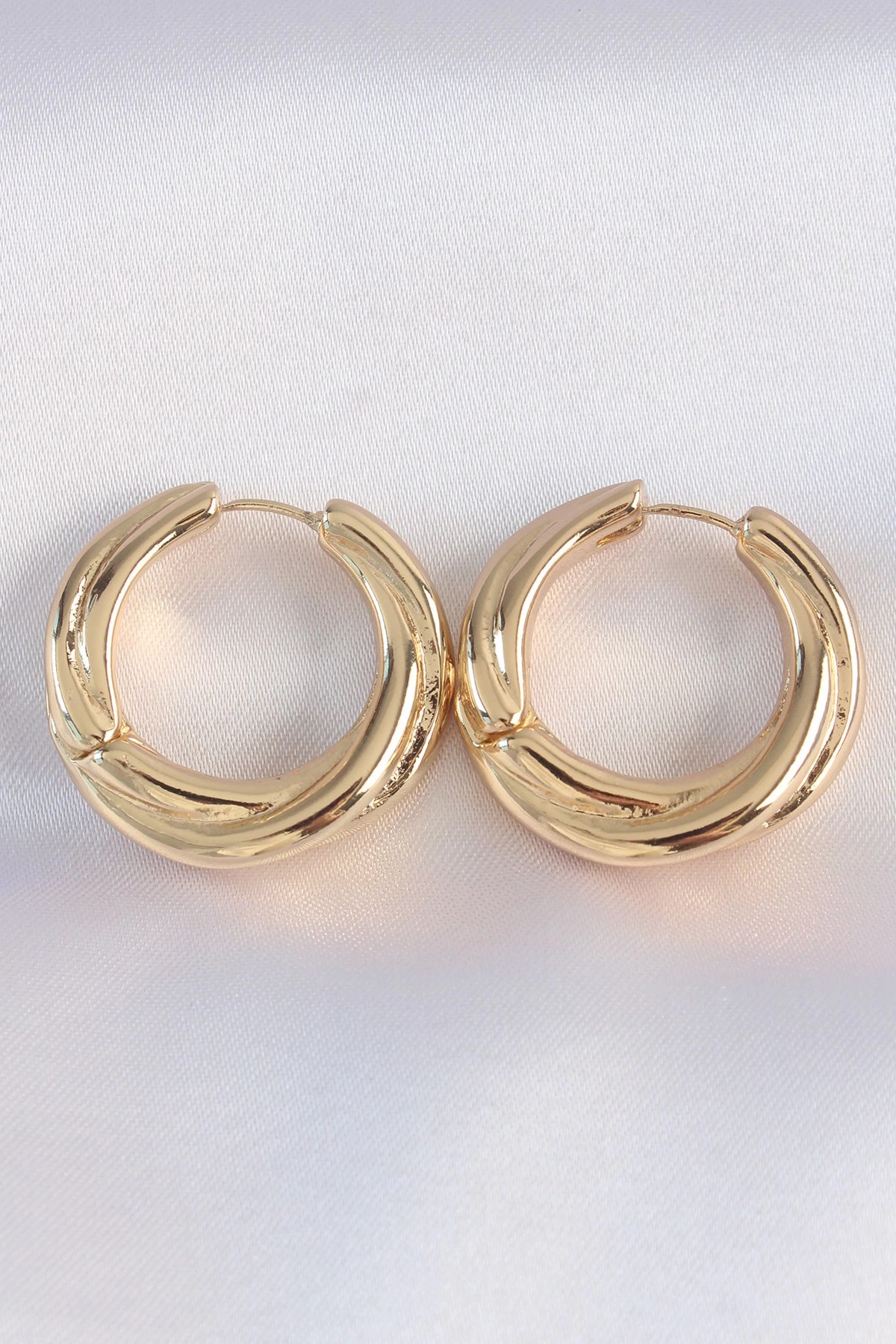 Mey İthalat® Pirinç Gold Renk Asimetrik Kıvrım Küpe
