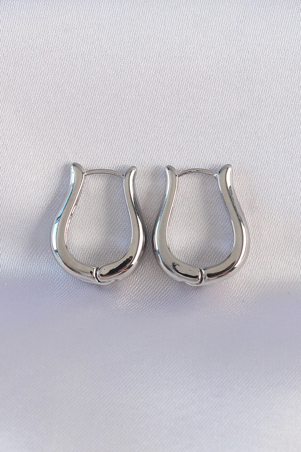 Mey İthalat® Pirinç Gümüş Renk İçi Boş Gül Küpe