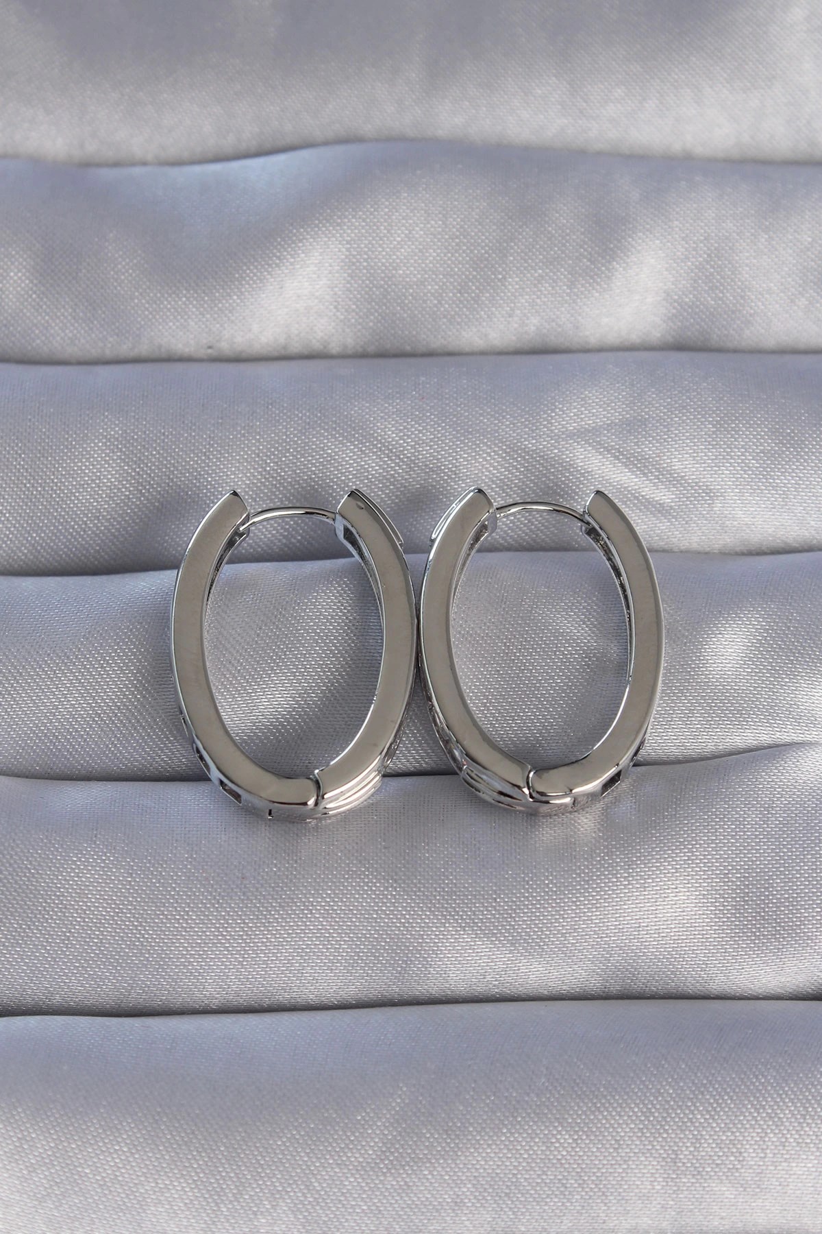Mey İthalat® Pirinç Gümüş Renk Zirkon Taşlı Oval Model Küpe