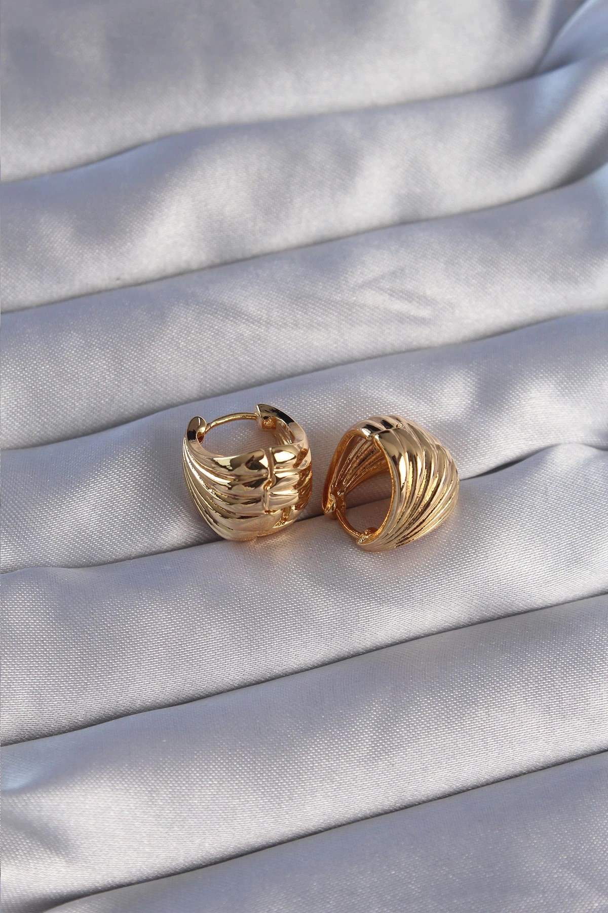 Mey İthalat® Pirinç Gold Renk Tırtıklı Minimal Bombeli Tasarım Küpe