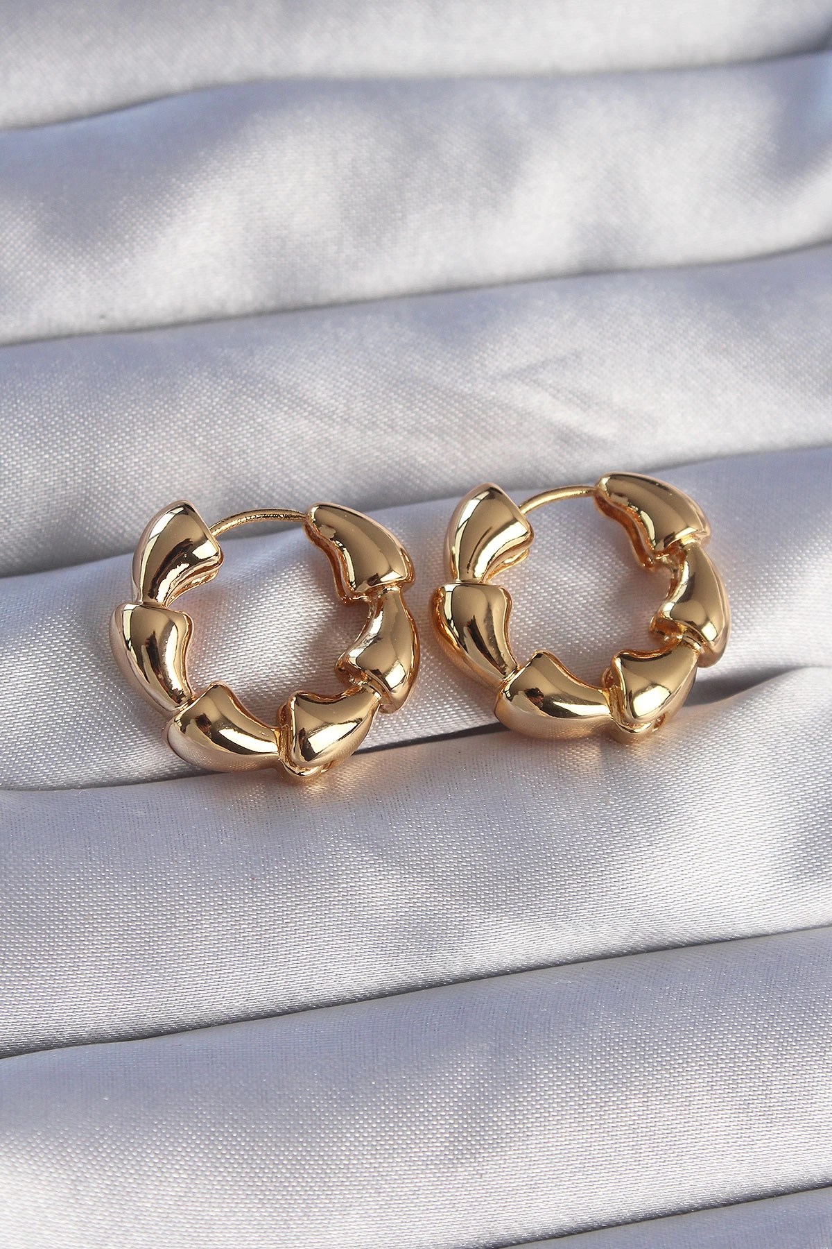 Mey İthalat® Pirinç Gold Renk Damla Kıvrım Tasarımlı Halka Küpe