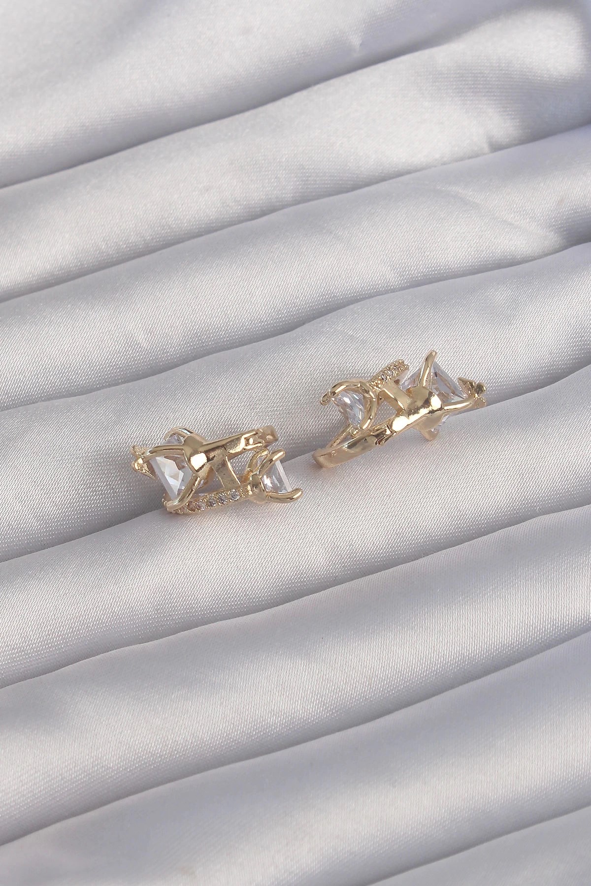 Mey İthalat® Pirinç Gold Renk İri Zirkon Taşlı Kıvrımlı Minimal Kelebekli Halka Küpe