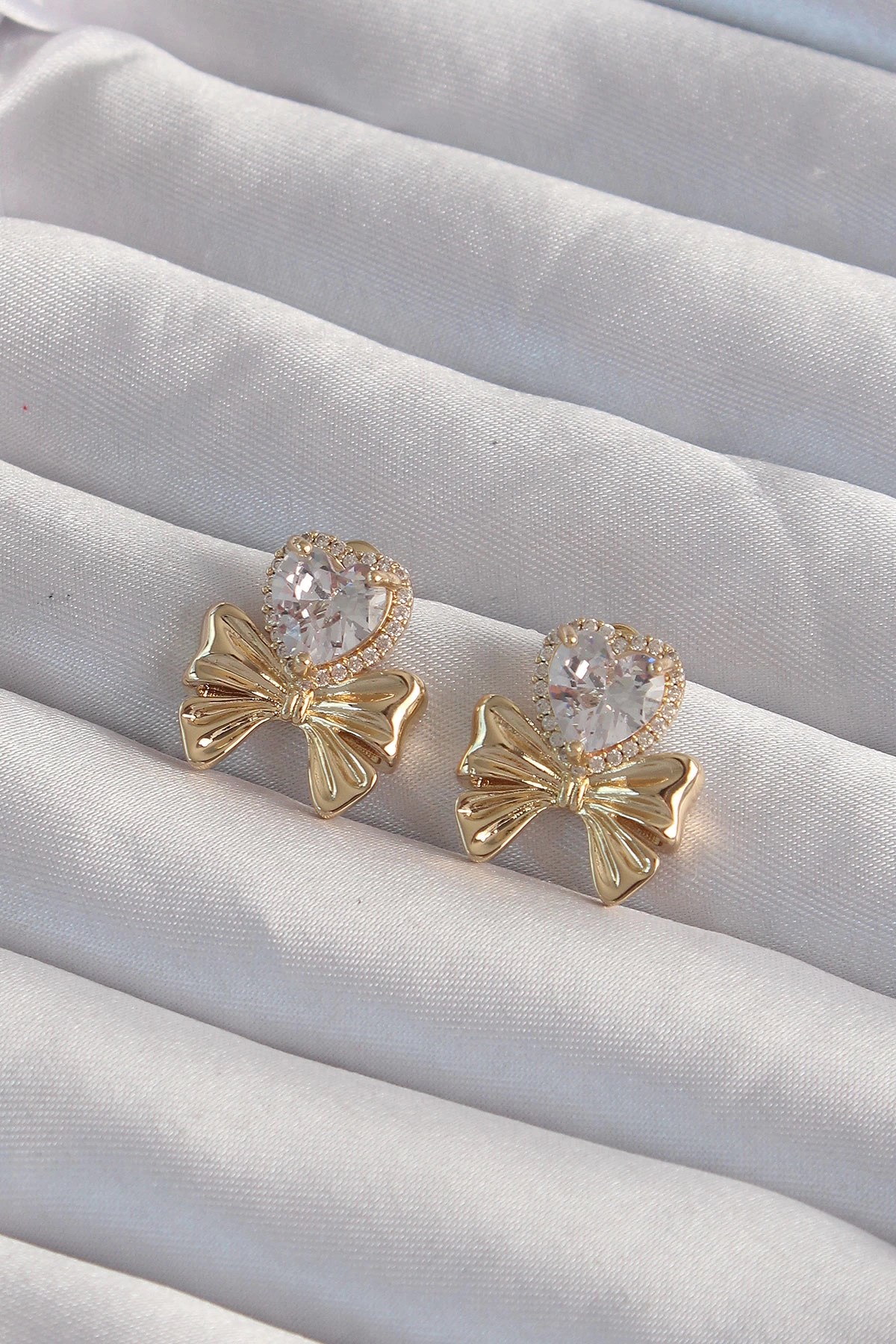 Mey İthalat® Pirinç Gold Renk Zirkon Taşlı Kalp Model Fiyonk Küpe
