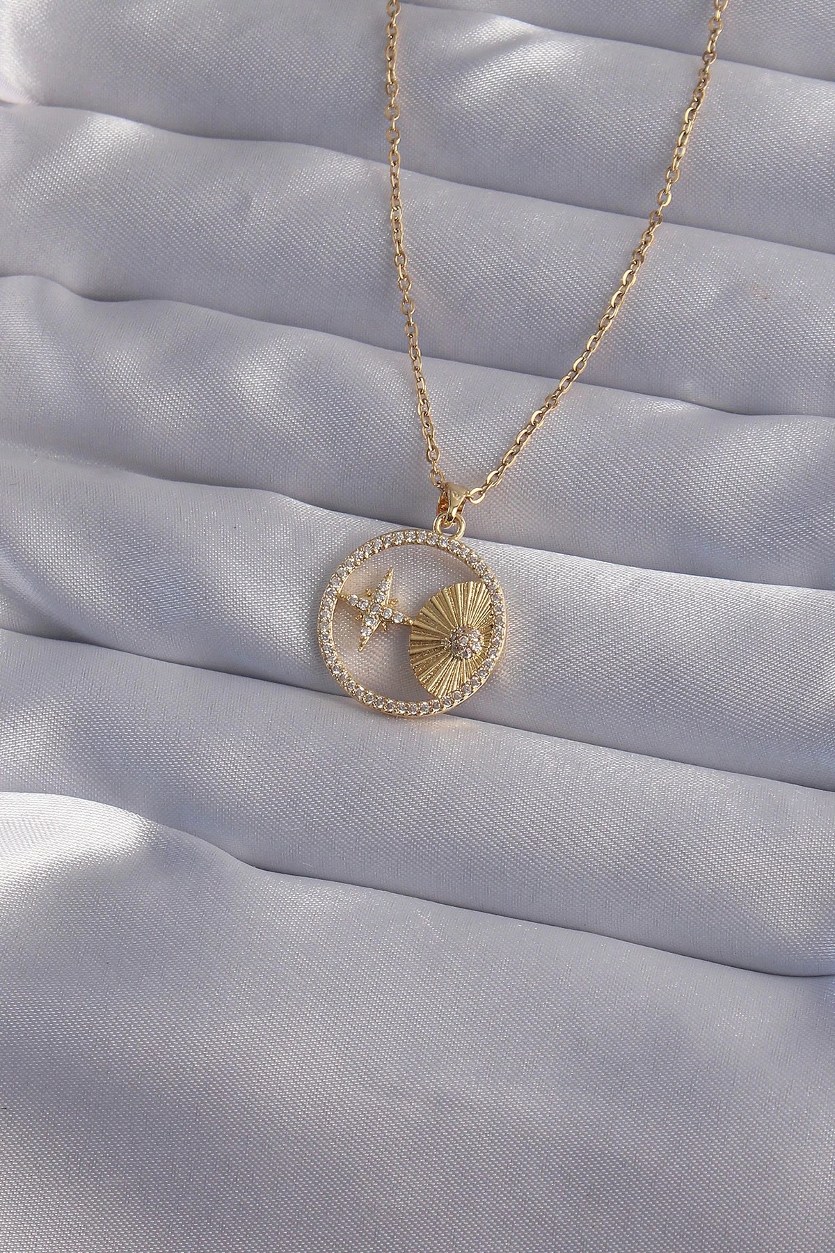 Mey İthalat® 316L Çelik Zincir Gold Renk Zirkon Taşlı Yıldız Figürlü Oval Kolye