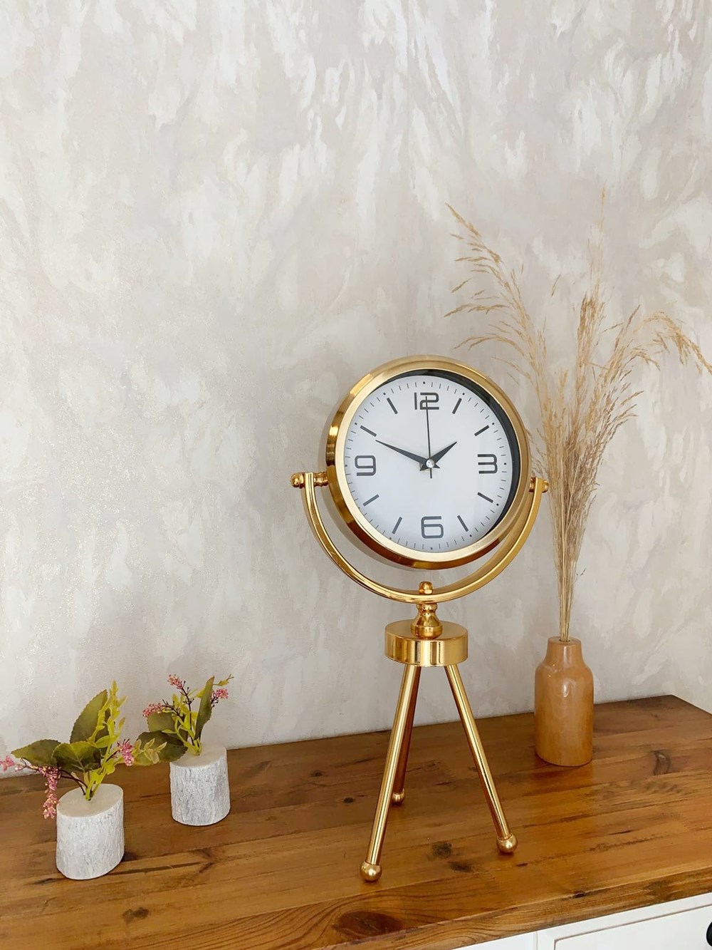 Gold Metal Mini Tripod Modern Masa Saati 45×26 cm – Şık ve Dekoratif Tasarım