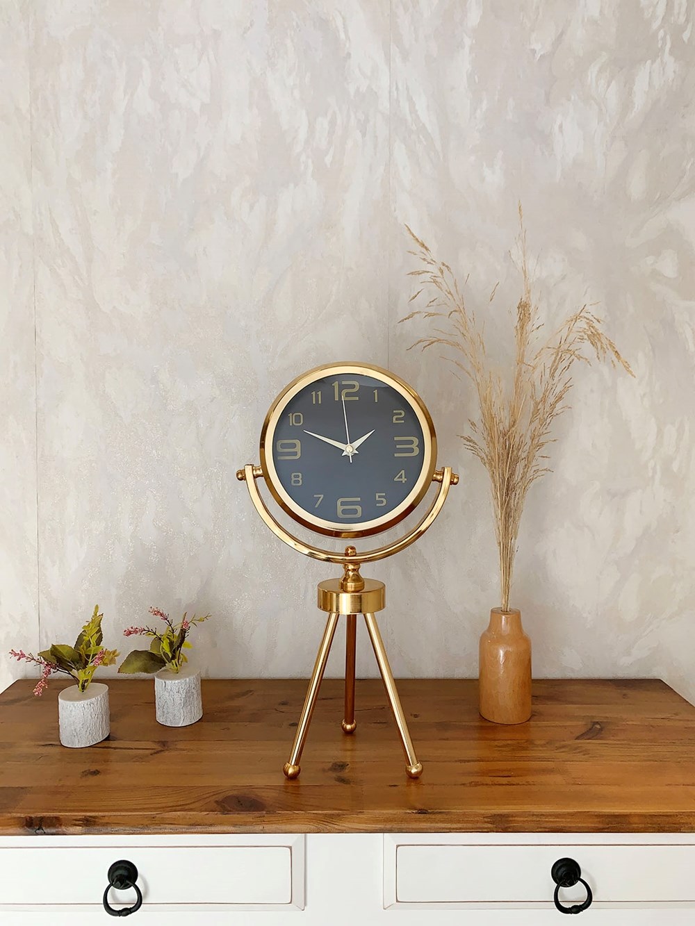 Gold Metal Mini Tripod Siyah İnci Masa Saati 45×26 cm – Şık ve Modern Dekoratif Tasarım