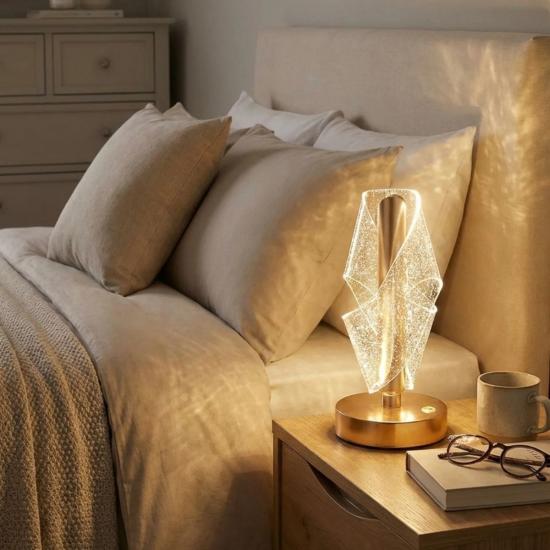 BUFFER® Çapraz Kavisli Ters Kristal Simli LED Masa Lambası – Gold Gövdeli, Dokunmatik, 3 Kademe Işık Ayarlı Şarjlı Dekoratif Lamba