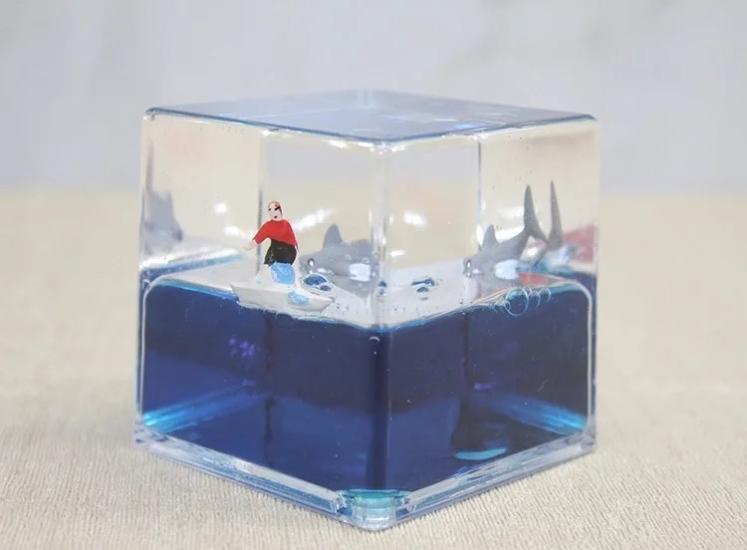 Batmayan Gemi Küp Masaüstü Dekoru - Akışkan Sıvı Hareketli Gemi Figürü 7x7 Cm