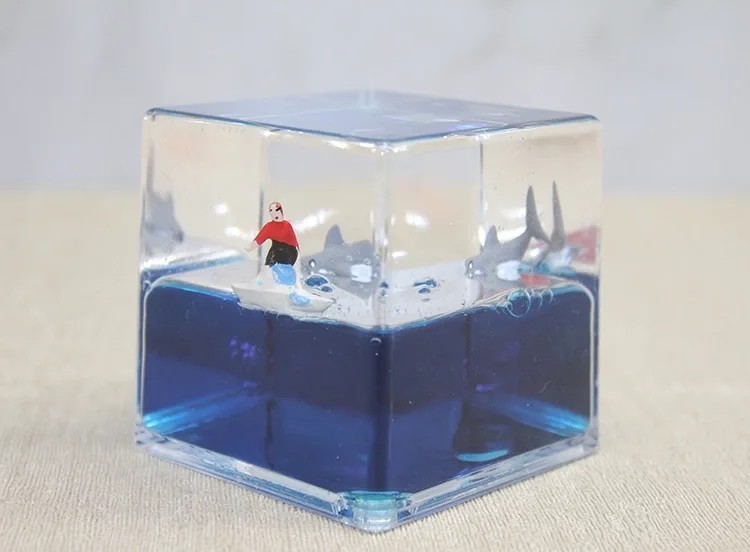 Batmayan Gemi Küp Masaüstü Dekoru - Akışkan Sıvı Hareketli Gemi Figürü 7x7 Cm
